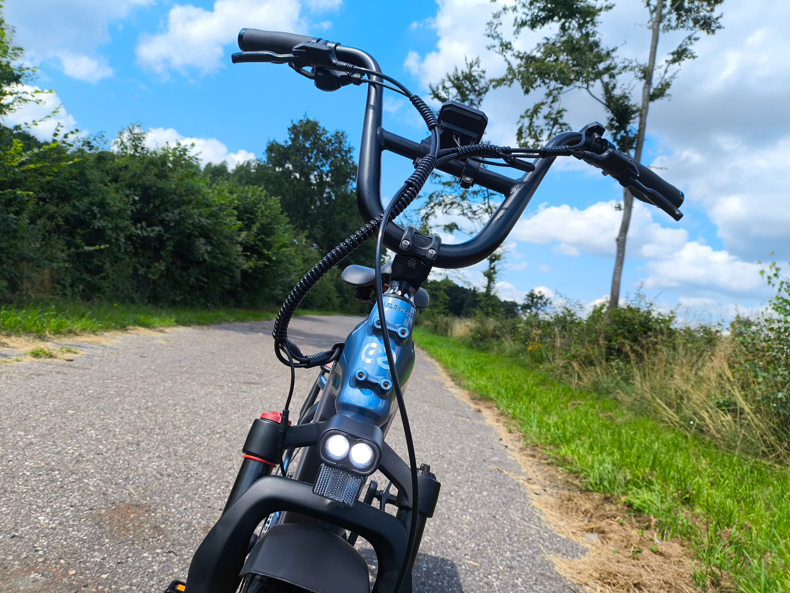 Dank LED-Frontscheinwerfer ist auch das Fahren bei Nacht sehr sicher | Quelle: ebiketester24.de