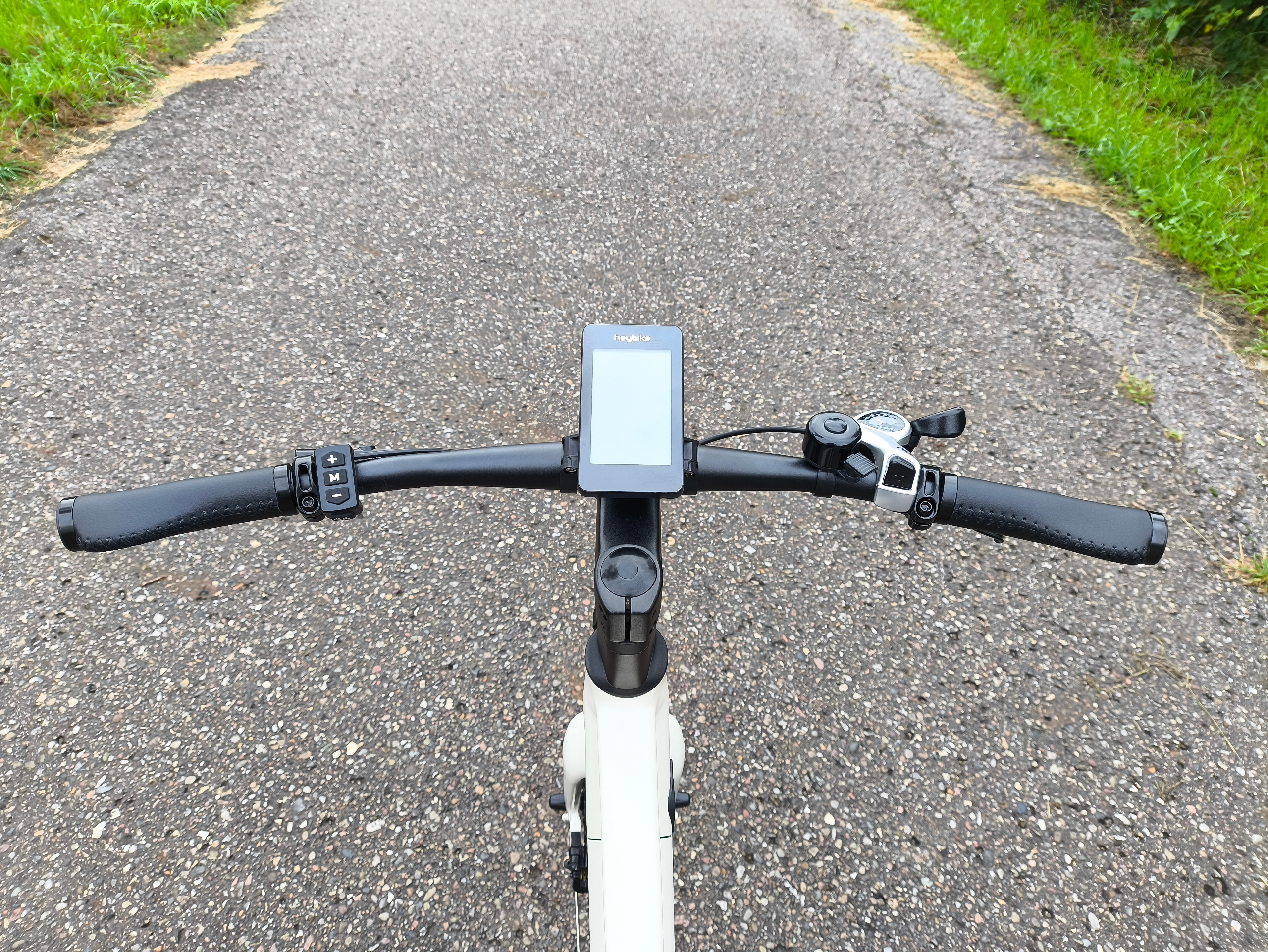 Das Cockpit wirkt beim Heybike EC1 sehr aufgeräumt | Quelle: ebiketester24.de