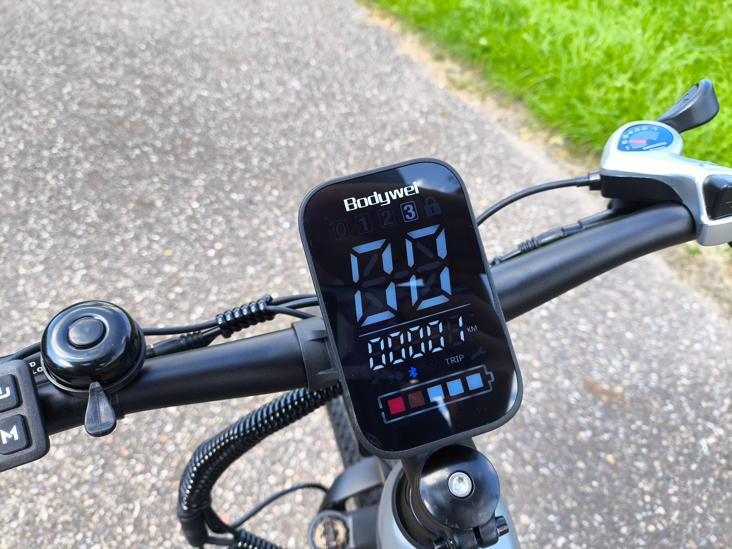 Auf dem LED-Display können alle wichtigen Infos abgelesen werden | Quelle: ebiketester24.de