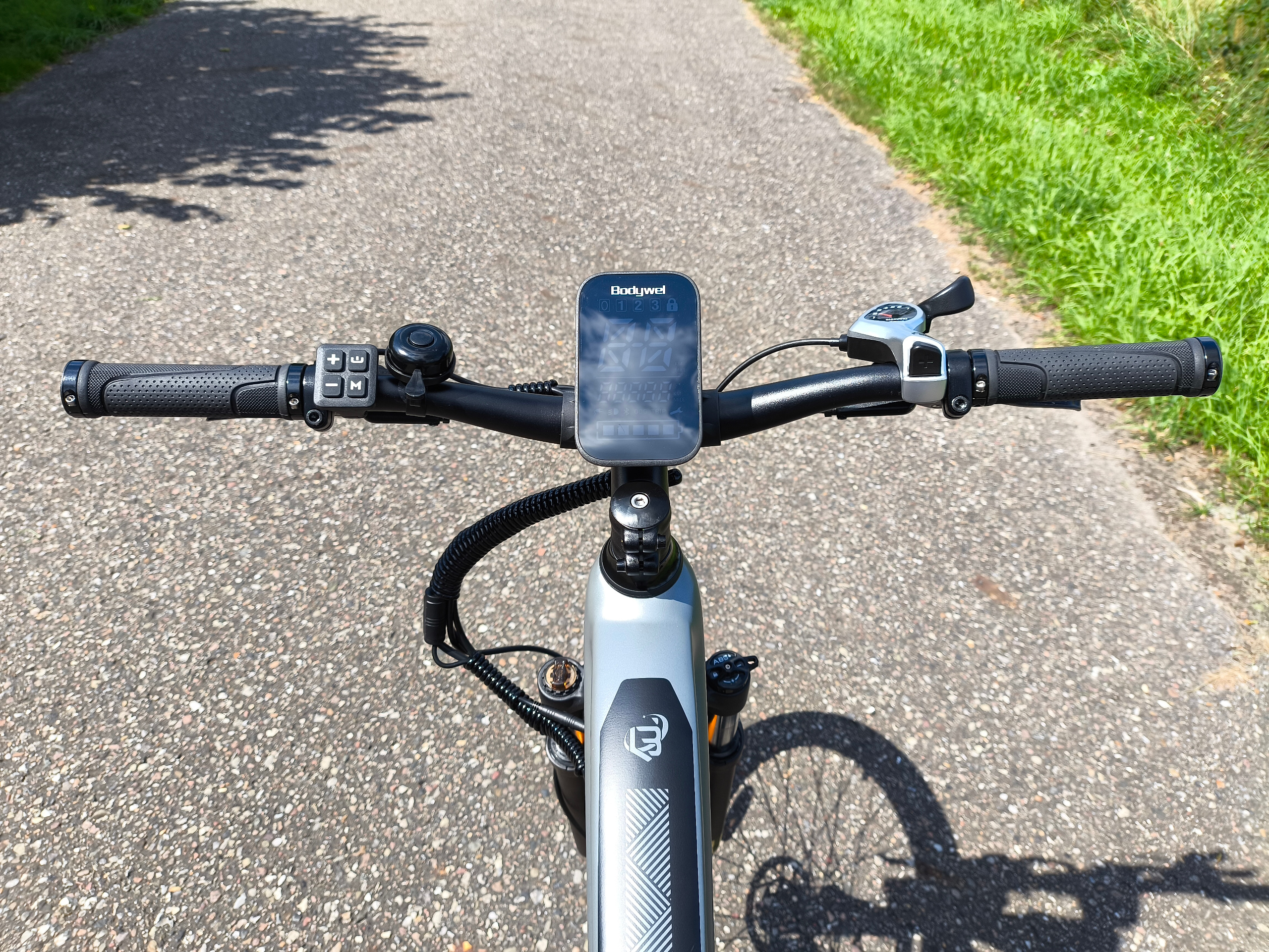 Das Cockpit wirkt beim Bodywel M275 sehr aufgeräumt | Quelle: ebiketester24.de