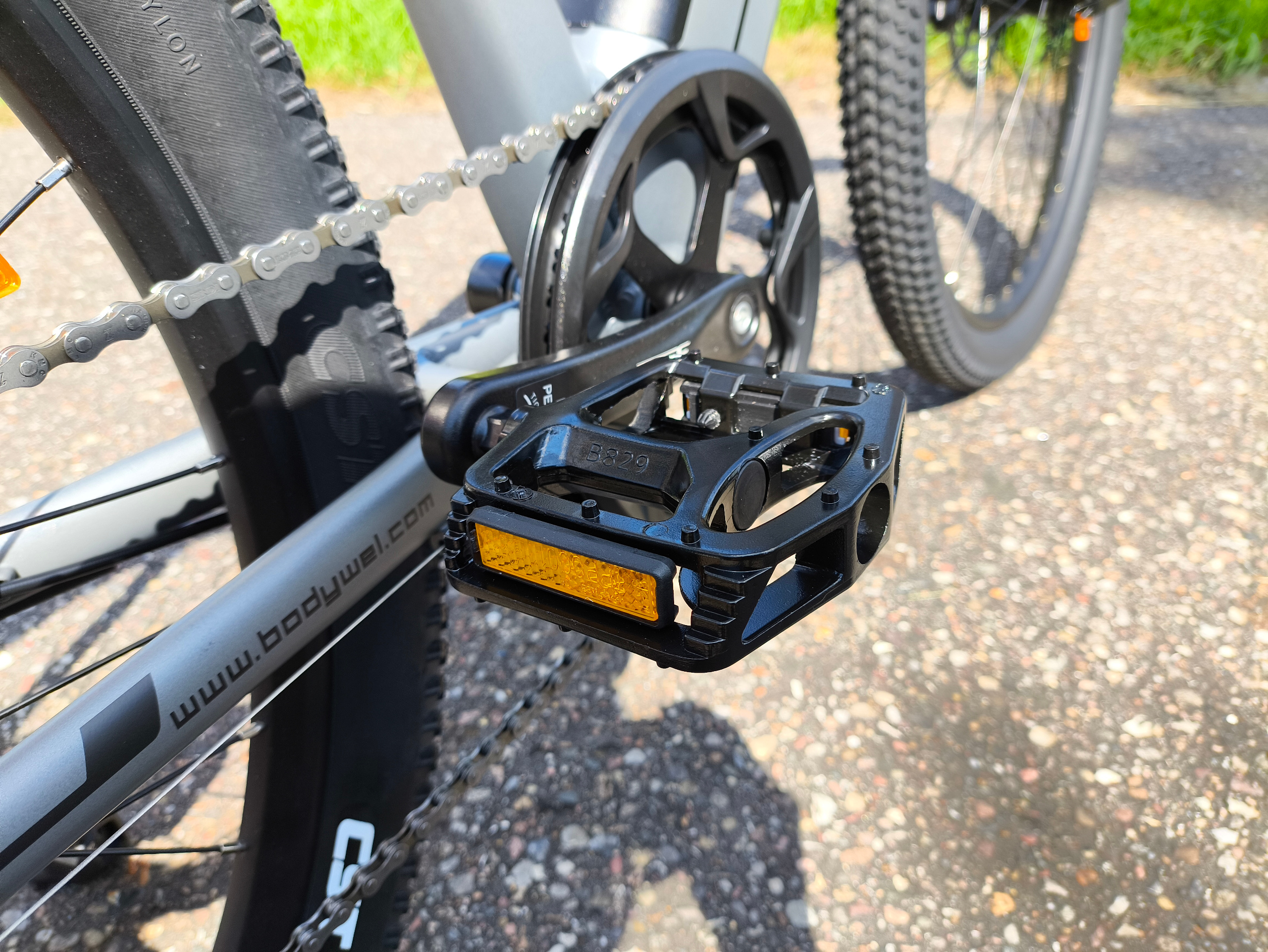 Die großen Plattformpedale sorgen für einen hohen Halt | Quelle: ebiketester24.de