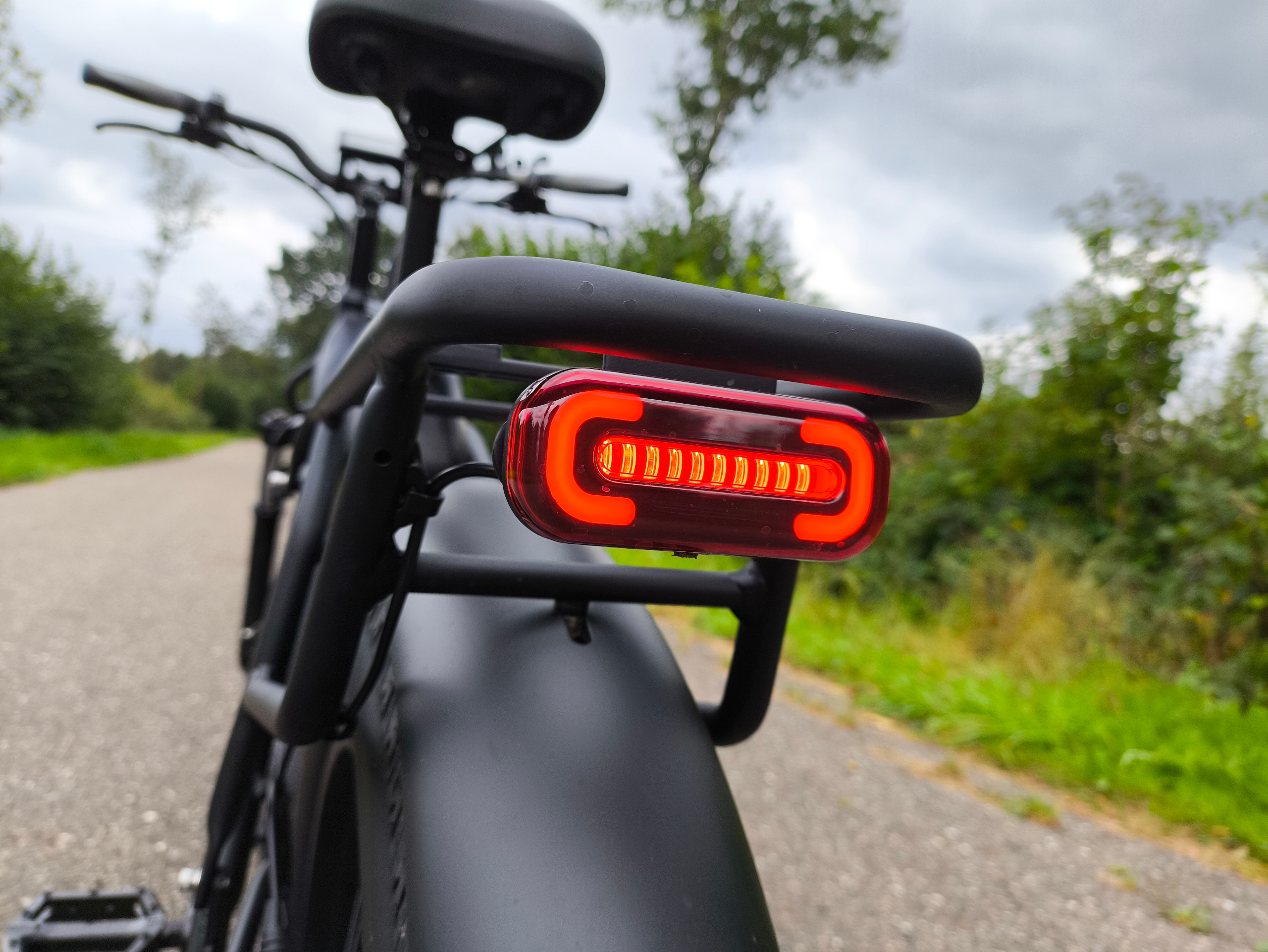 Das helle Rücklicht kommt mit Bremslicht | Quelle: ebiketester24.de