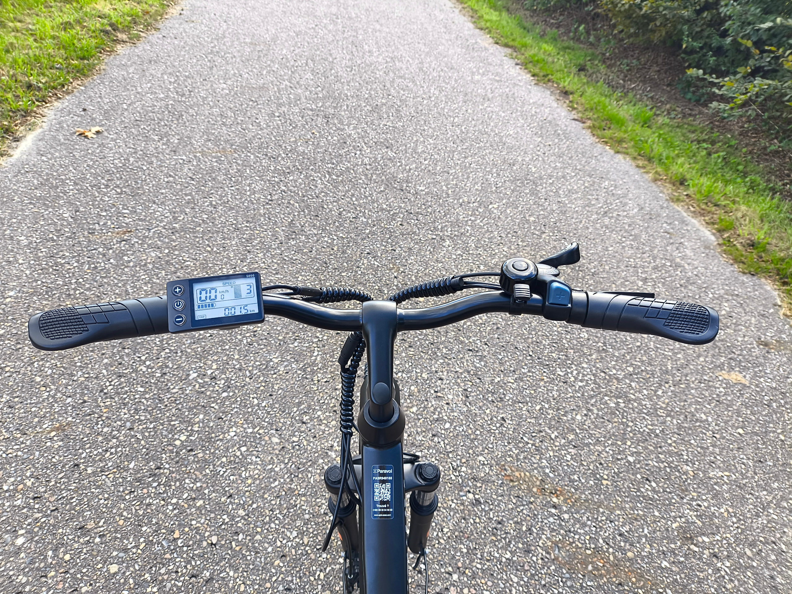 Das Cockpit wirkt beim Hitway BK27 sehr aufgeräumt | Quelle: ebiketester24.de