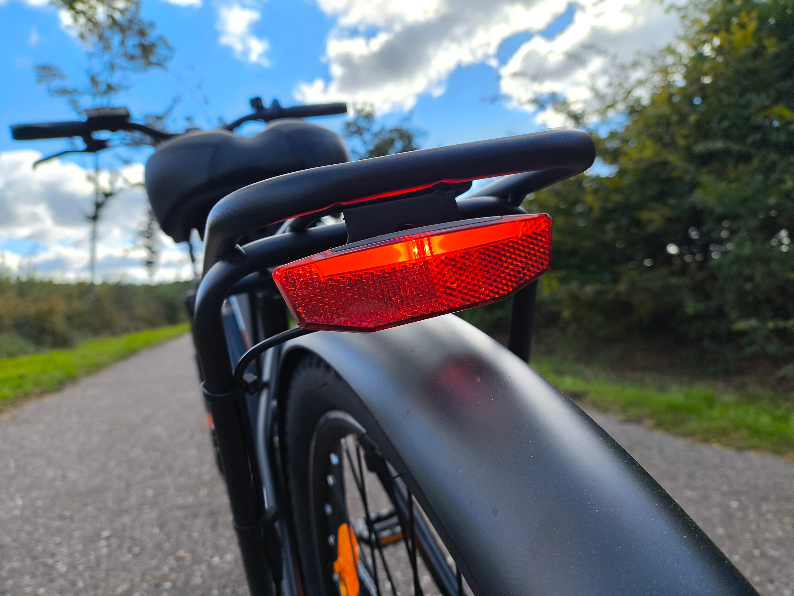 Hohe Sicherheit im Straßenverkehr dank integriertem Reflektor | Quelle: ebiketester24.de