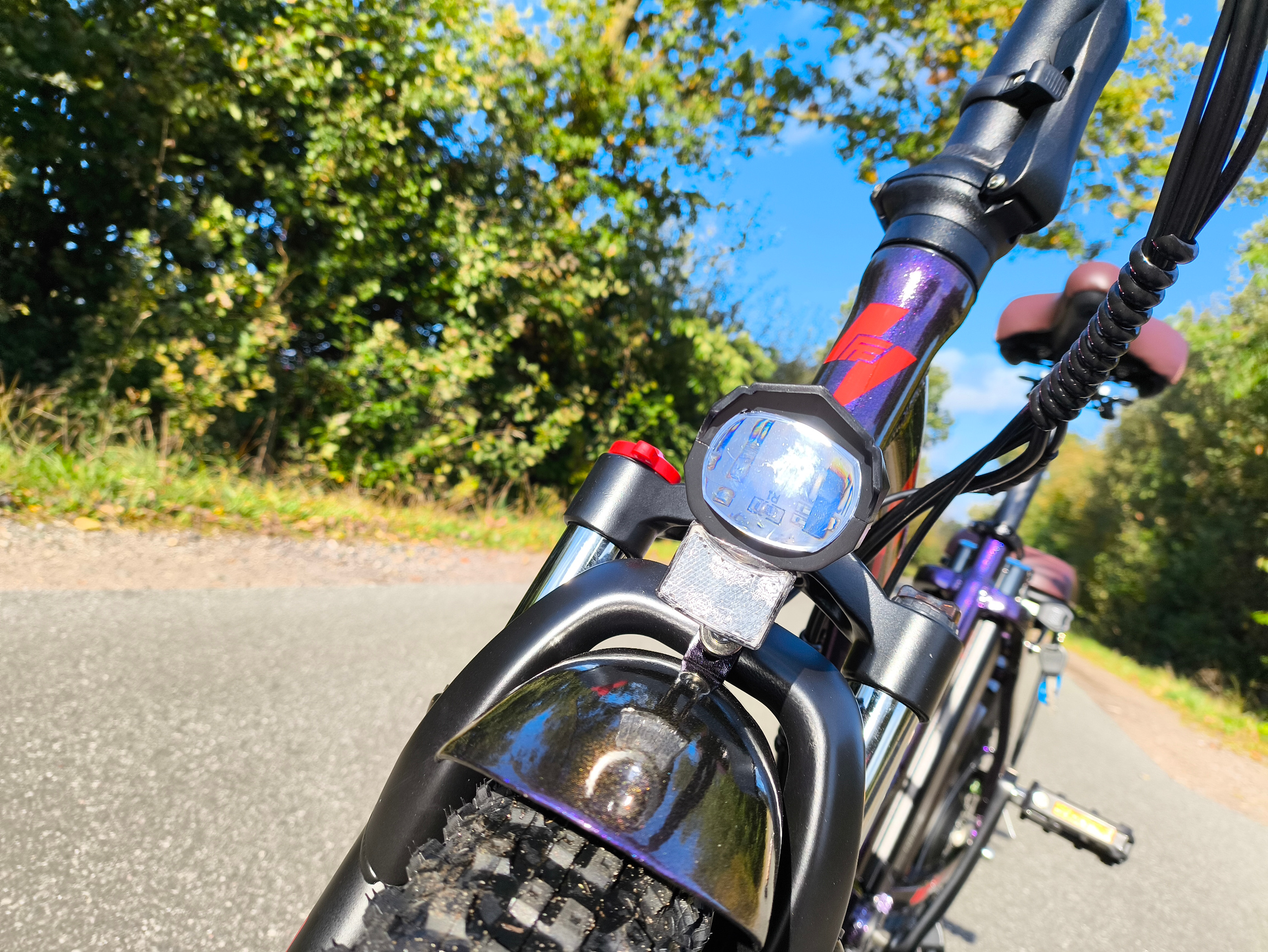 Dank LED-Frontscheinwerfer ist auch das Fahren bei Nacht sehr sicher | Quelle: ebiketester24.de