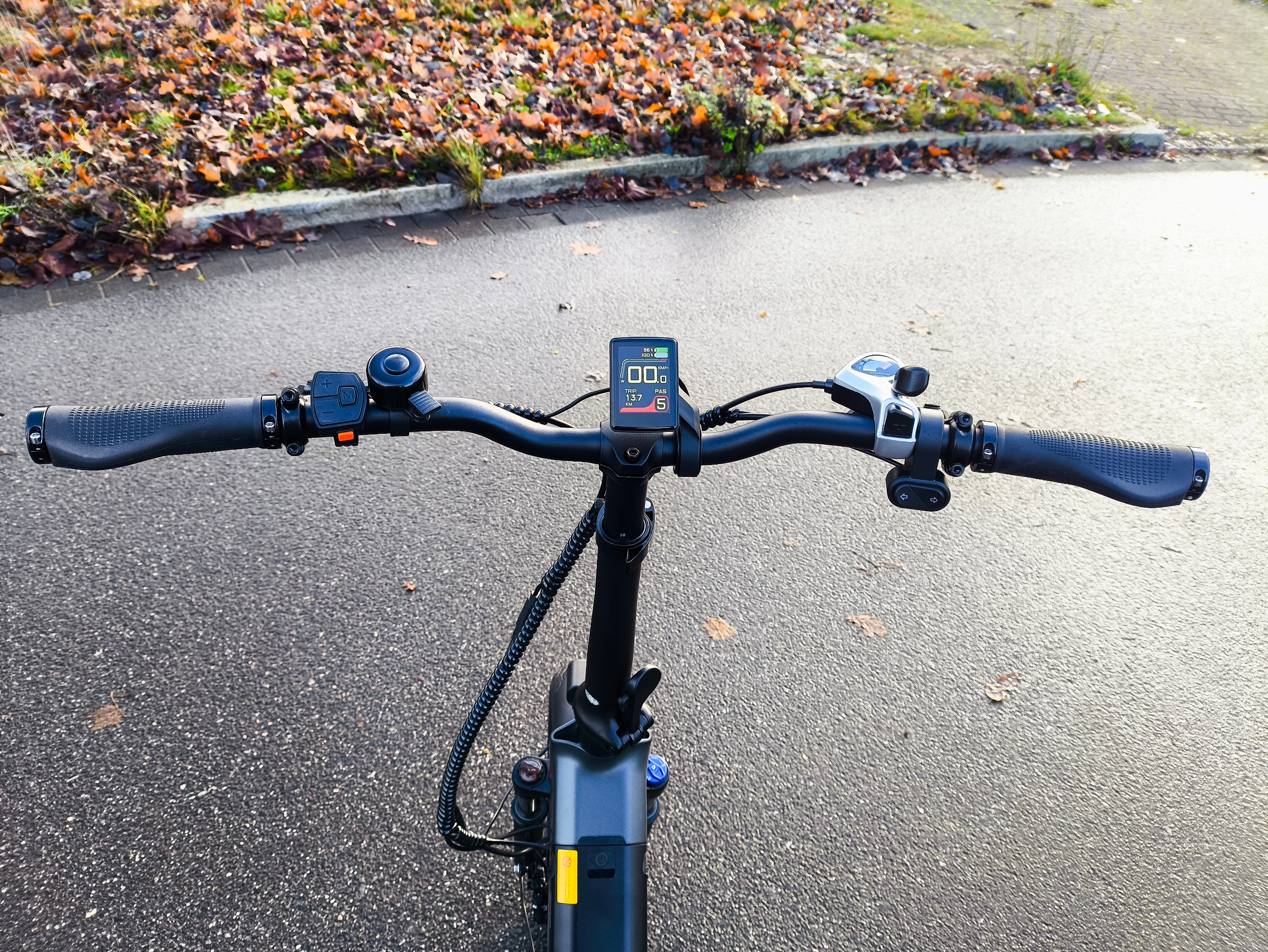 Das Cockpit wirkt beim ENGWE LE20 sehr aufgeräumt | Quelle: ebiketester24.de