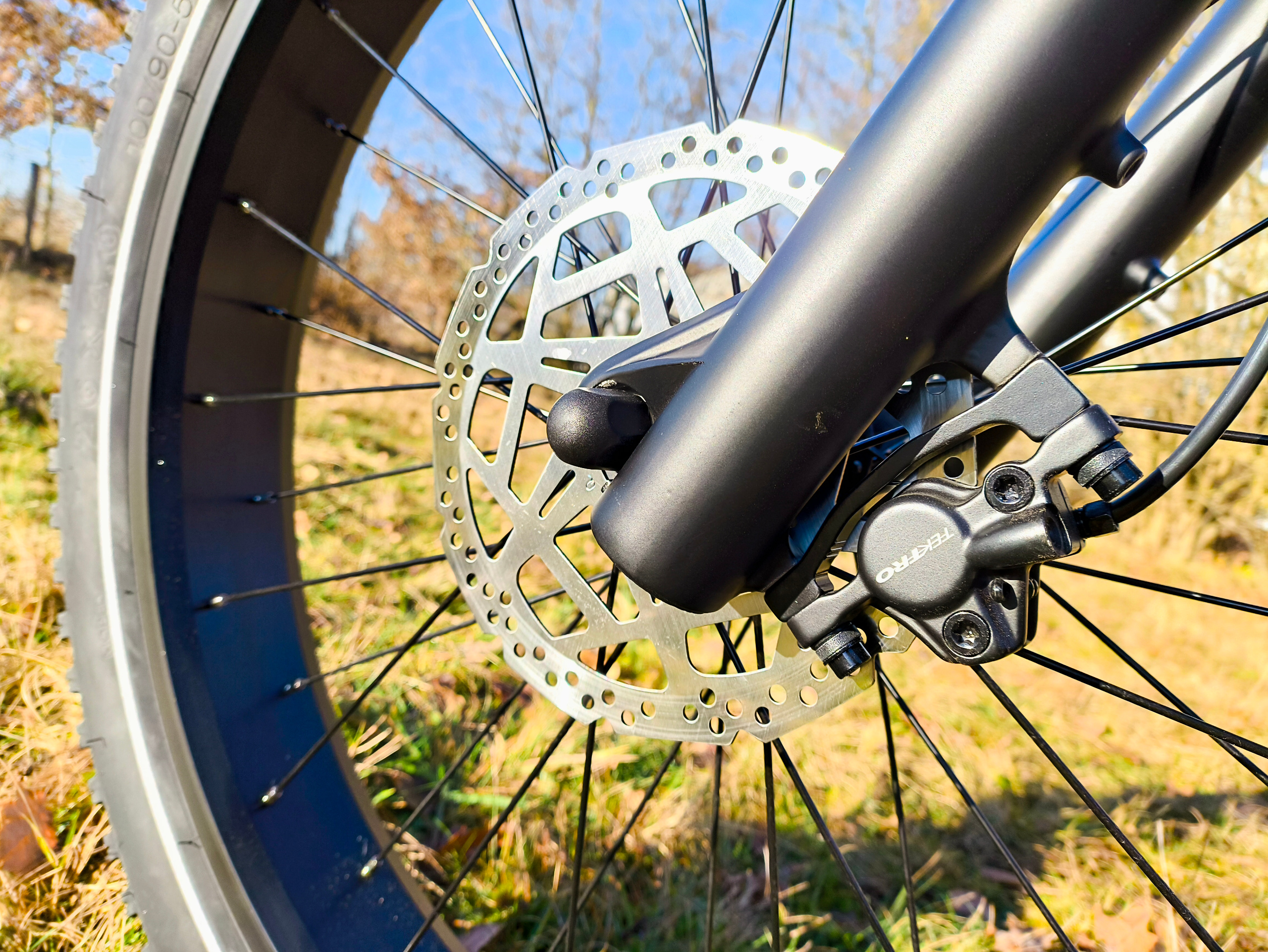 Scheibenbremsen mit 180 mm Durchmesser sorgen im Test für Sicherheit | Quelle: ebiketester24.de